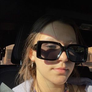 Meet your Posher, Amira